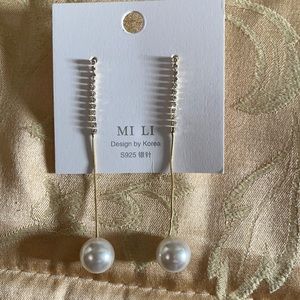 Pearl dangle earrings!! 🎉 perfect gift